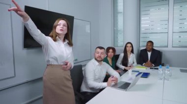 Yeni projenin sunumunu yapan iş kadını