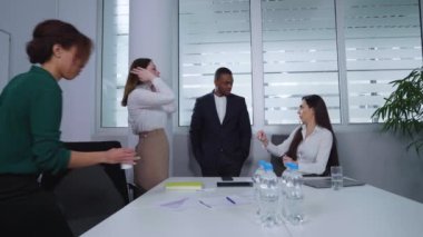 İş konferansında kadın konuşmacı sunumu