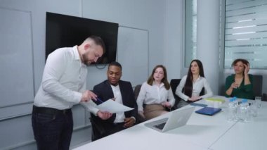 Projeyi sunan ve toplantıda istatistikleri gösteren iş adamı