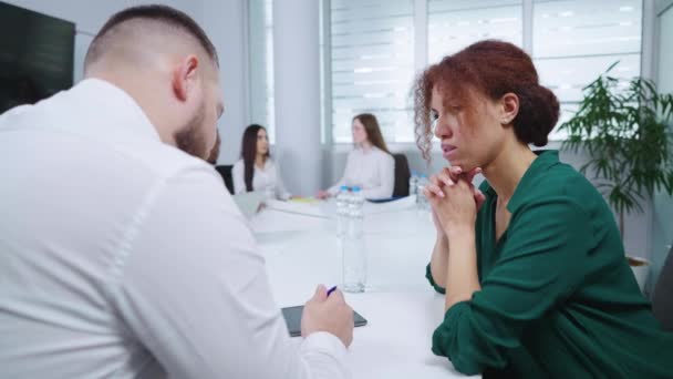 Multi-etnische collega 's bespreken groeigrafiek tijdens vergadering — Stockvideo