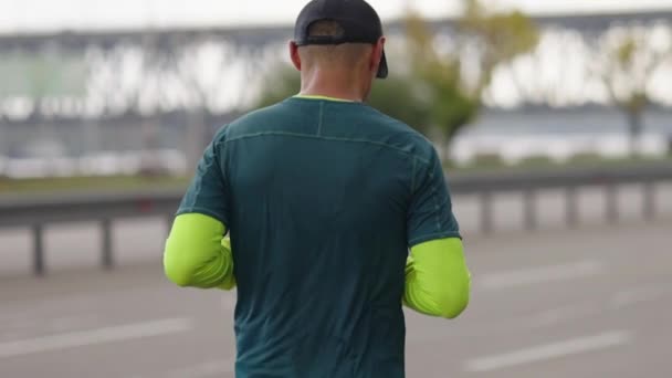 Marathonloper bedekt met zweet op de weg — Stockvideo