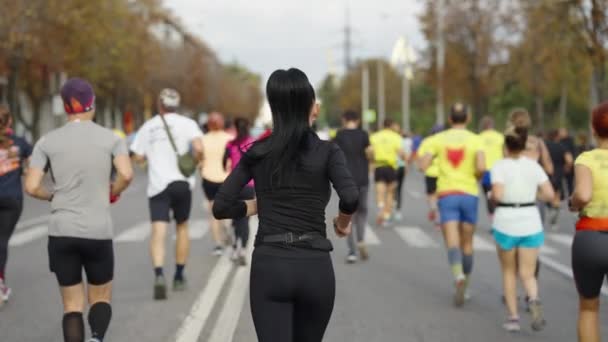 Sexy kobieta działa maraton w miasto — Wideo stockowe