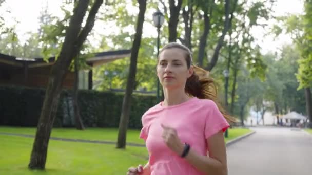 Frau joggt in Zeitlupe im Park — Stockvideo