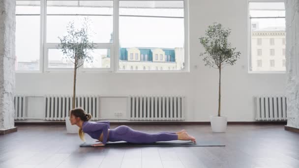 Mujer haciendo secuencia de yoga posa en estudio — Vídeos de Stock