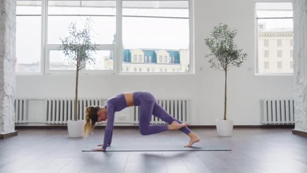 Nő gyakorló jóga pózol stúdióban — Stock videók