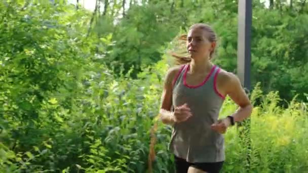 Fit kobieta jogging na zewnątrz w zwolnionym tempie — Wideo stockowe