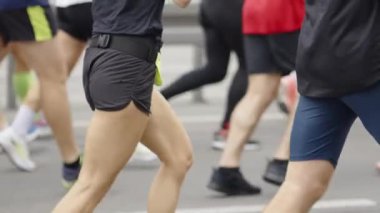 Şehrin sokaklarında maraton yarışmacıları