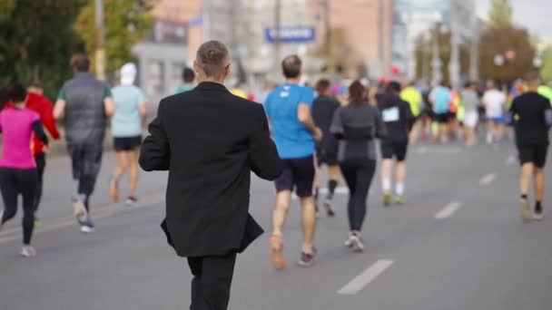 Hombre en la oficina desgaste corriendo maratón de la ciudad — Vídeos de Stock