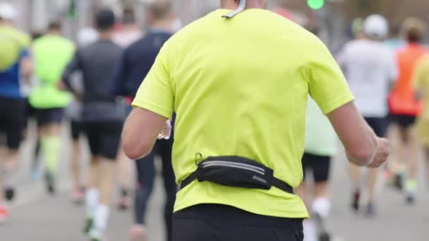 Hombre de cámara lenta con bolsa de cintura corriendo maratón — Vídeo de stock