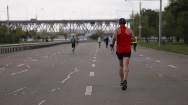 Hombre en rojo tanque superior corriendo maratón de la ciudad — Vídeos de Stock