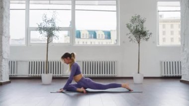 Yoga dersinde oturan kadın.