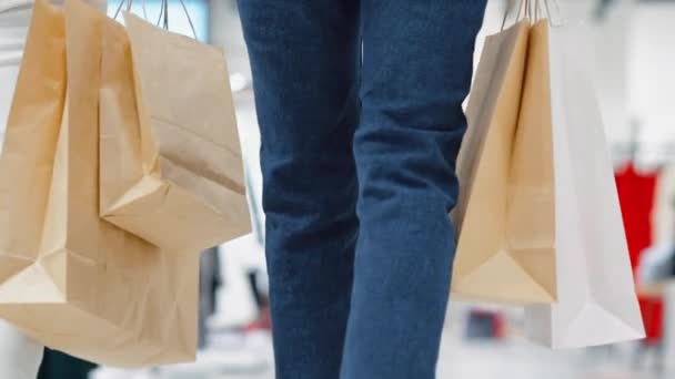 Ben av kvinnor promenader med shoppingväskor i köpcentret — Stockvideo