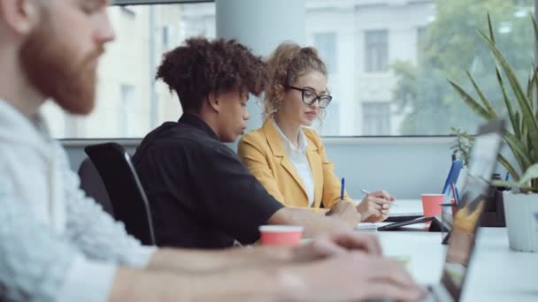 Affärskollegor diskuterar nytt projekt på kontoret — Stockvideo