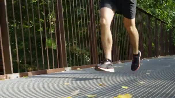 Picioare de om care aleargă pe pod — Videoclip de stoc