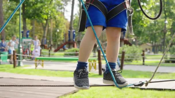 놀이공원에서 로프를 타고 가는 소년 — 비디오