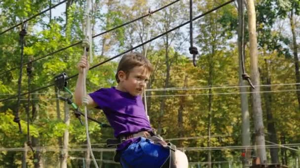 Barnklättring rep spår i nöjespark — Stockvideo