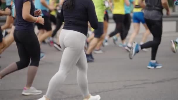 Billen en benen van vrouw lopen marathon — Stockvideo