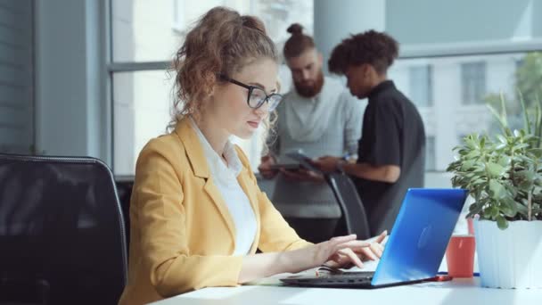 Exitosa mujer de negocios que trabaja en el ordenador portátil en la oficina — Vídeos de Stock