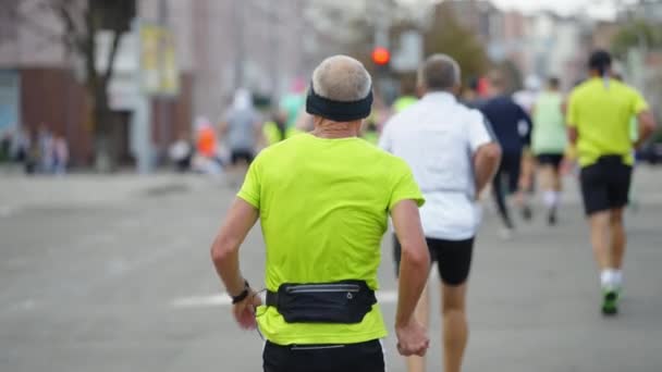 Starszy biegacz biorący udział w maratonie — Wideo stockowe