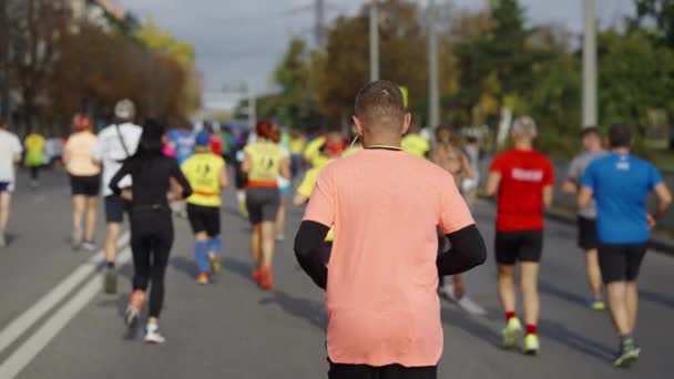 Běžec se sluchátky na městském maratonu — Stock video