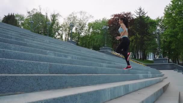 Fit vrouw loopt op de trap in slow motion — Stockvideo