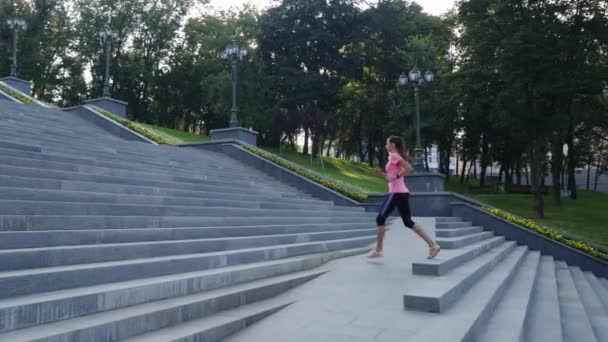 Vrouw joggen op trap in slow motion — Stockvideo