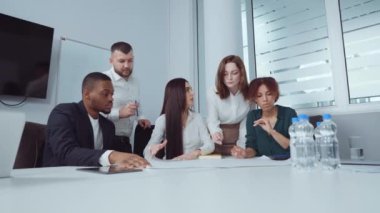 Tasarımcıların yavaş çekim grubu ofis toplantısında planlarını tartışıyor. İzleme ekibi yeni projede birlikte çalışıyor. İş kavramı
