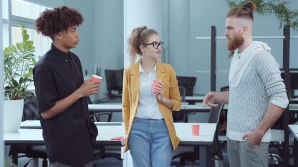 Ofiste Çalışan Bir Ekip Ellerinde Karton Bardaklarla Sohbet Ediyor Kahve — Stok video