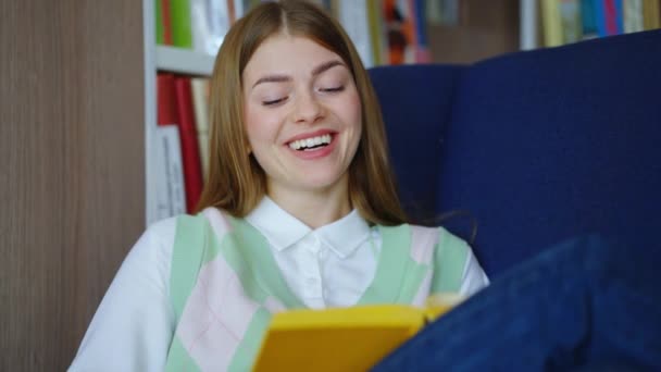Γυναίκα διαβάζοντας το βιβλίο αστείο και το γέλιο — Αρχείο Βίντεο