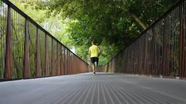 Slow motion man joggen op de brug — Stockvideo
