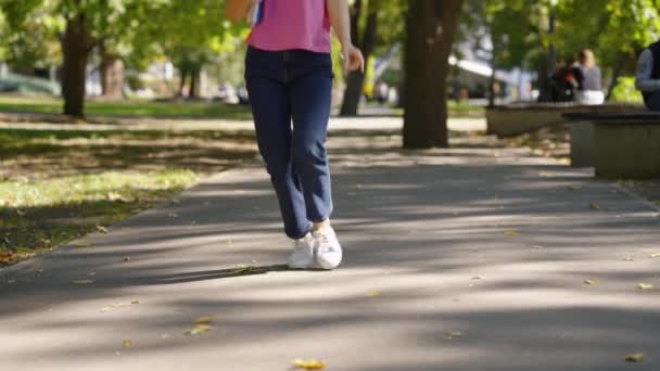 Gambe di donna che balla sulla sua strada nel parco — Video Stock