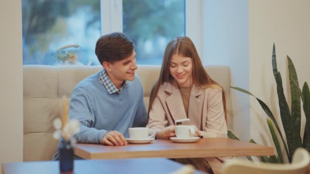 Coppia romantica avendo appuntamento in caffè — Video Stock