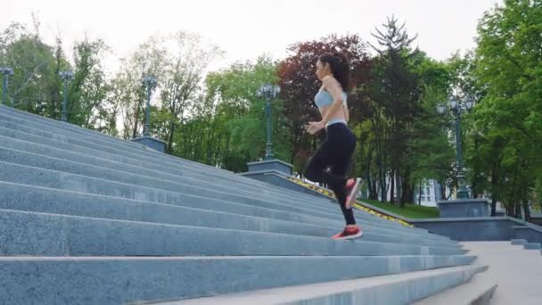 Slow motion vrouw joggen op trap buiten — Stockvideo