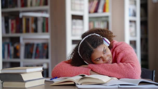 Estudante feminina deitada em livros e sonhando — Vídeo de Stock
