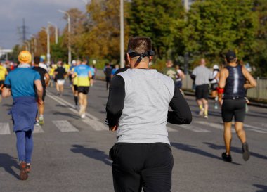 Şehirde koşan bir sürü insan.