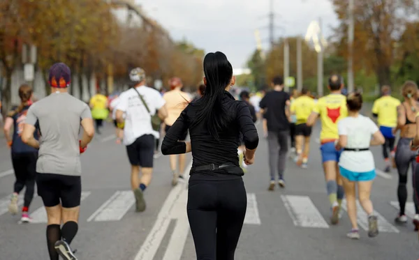 Sexy brunette woman running marathon in city — Stock Photo, Image