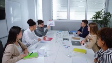 İş ekibi toplantıda büyüme grafiğini tartışıyor