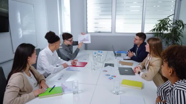 Business team discutendo grafico di crescita alla riunione — Video Stock