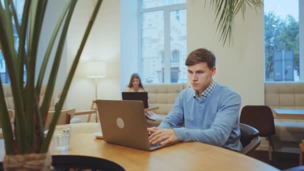 Homem usando laptop no café — Vídeo de Stock