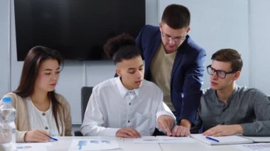 Başlangıç ekibi toplantıda ilerlemeyi tartışıyor