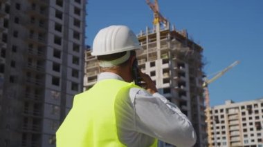 İnşaat müfettişi inşaat alanında arama yapıyor.