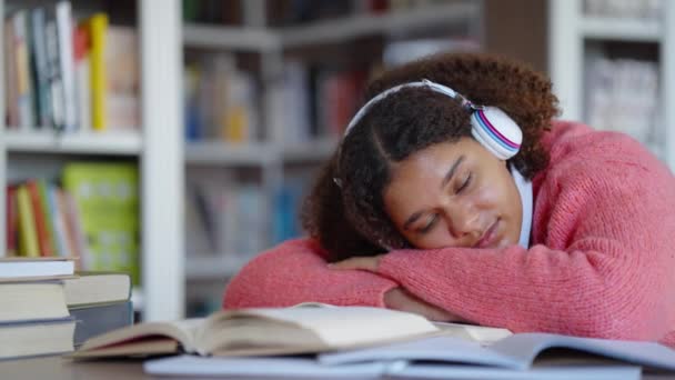 Estudiante negro cansado después de estudiar y mentir en los libros — Vídeo de stock