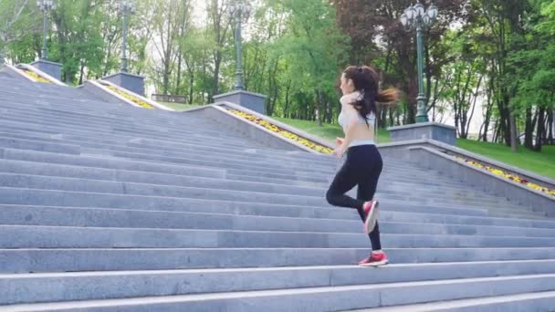 Joggerin läuft in Zeitlupe auf Treppe — Stockvideo