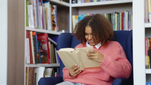 Afro-Amerikaanse tiener lezen op zijn gemak — Stockvideo
