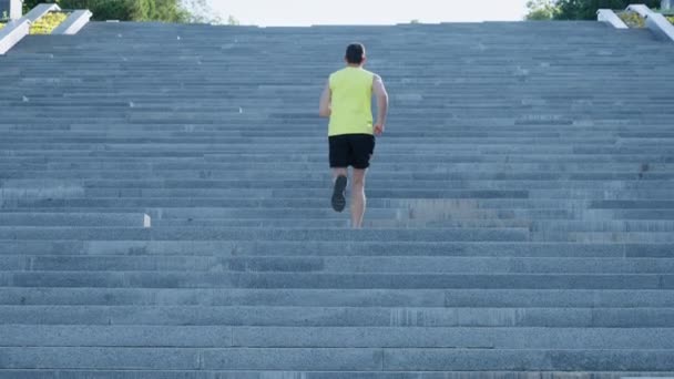 Man joggar i trappan i staden — Stockvideo