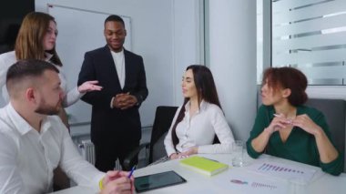 Neşeli takım yöneticileri toplantı yapıyor.