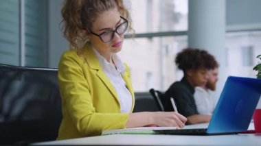 İş kadını ofiste program yapıyor
