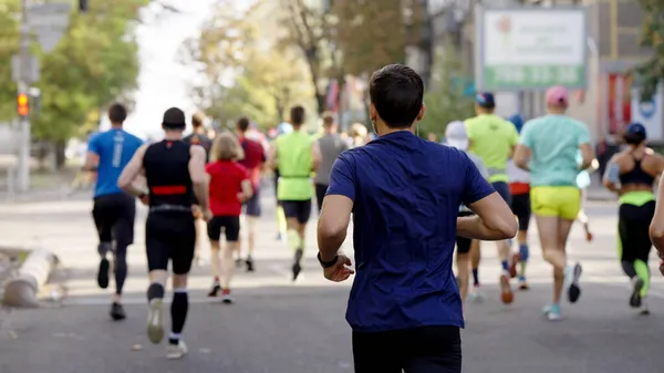Дорослі бігуни беруть участь у міському марафоні — стокове фото