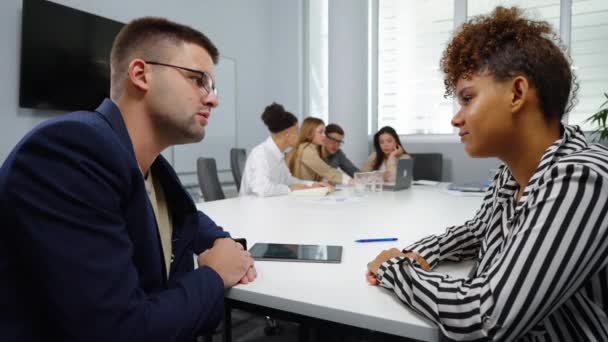 Business colleagues discussing progress at meeting — Stock Video