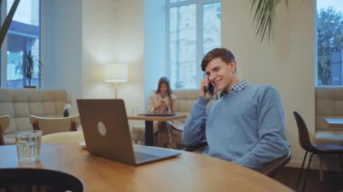 Genç İşadamı Kafe 'de Telefonda Konuşuyor